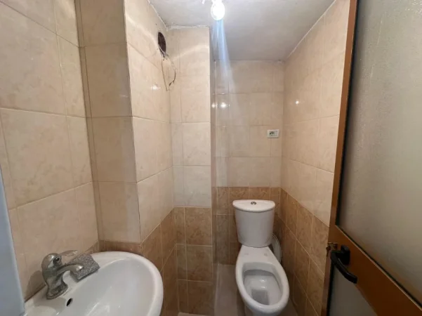 Tirane, jepet me qera ambjent biznesi Kati 0, 101 m² 600 € (Yzberisht)