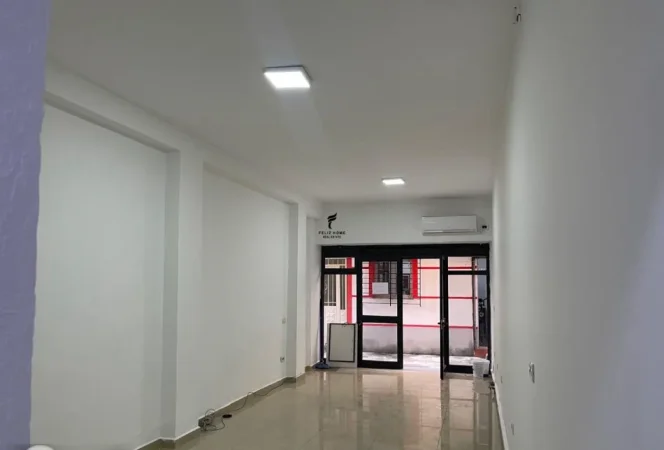 Tirane, jepet me qera dyqan Kati 0, 50 m² 500 € (ISH EKSPOZITA)