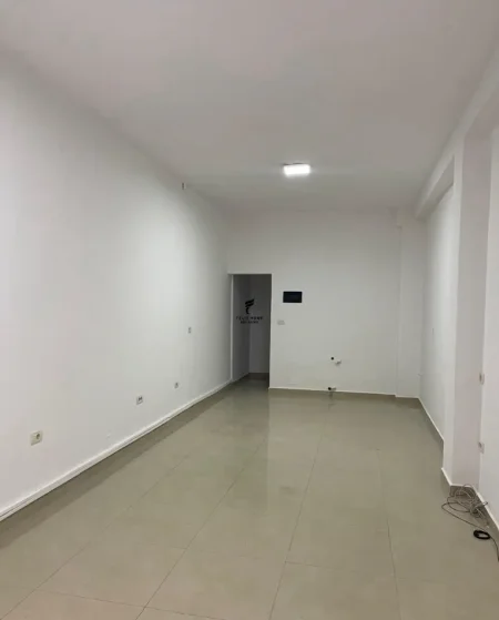 Tirane, jepet me qera dyqan Kati 0, 50 m² 500 € (ISH EKSPOZITA)