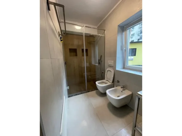 Tirane, jepet me qera ambjent biznesi Kati 2, 74 m² 700 € ("Asim Vokshi" përball Institutit "Harry T. Fultz")