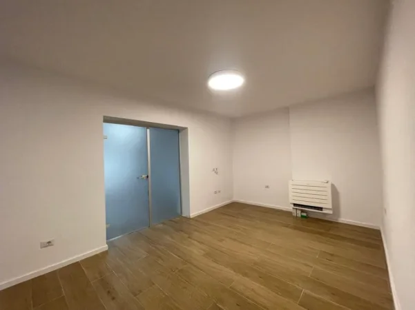 Tirane, jepet me qera ambjent biznesi Kati 2, 74 m² 700 € ("Asim Vokshi" përball Institutit "Harry T. Fultz")