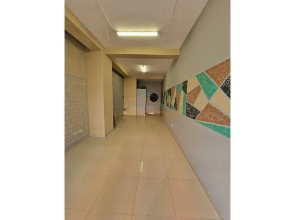Tirane, jepet me qera ambjent biznesi Kati 0, 38 m² 400 € (Yzberisht)