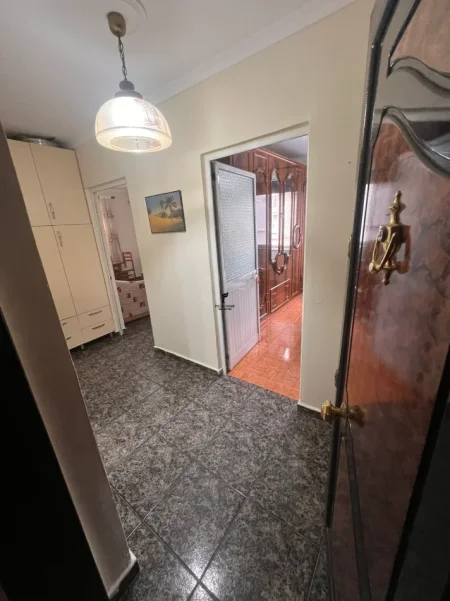 Tirane, jepet me qera apartament 1+1 Kati 4, 60 m² 450 € (ISH PARKU)