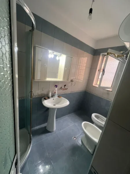 Tirane, jepet me qera apartament 1+1 Kati 4, 60 m² 450 € (ISH PARKU)