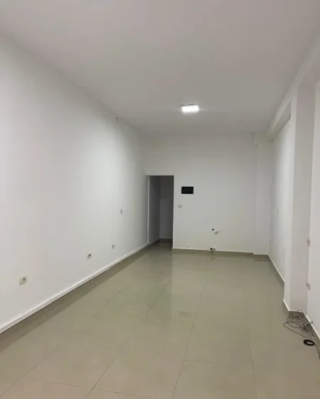 Tirane, jepet me qera dyqan Kati 0, 50 m² 500 € (ISH EKSPOZITA)