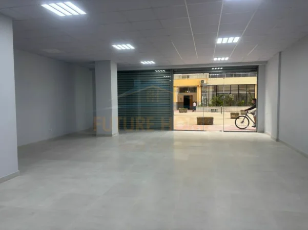 Tirane, jepet me qera ambjent biznesi Kati 0, 118 m² 1.000 € (Unaza e Re)