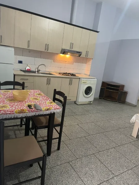 Tirane, jepet me qera apartament 1+1 Kati 1, 250 € (institut)