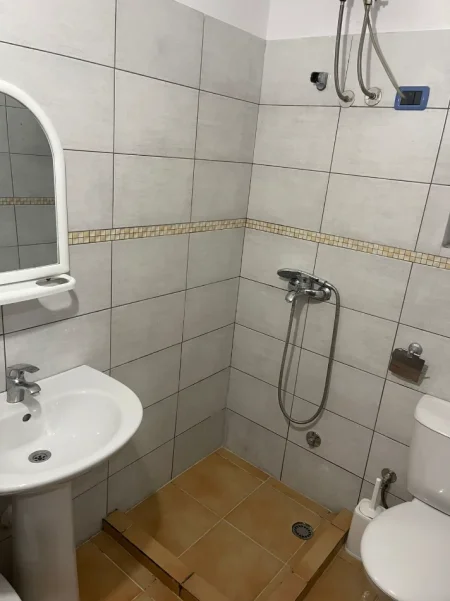 Tirane, jepet me qera apartament 1+1 Kati 1, 250 € (institut)