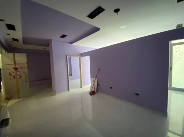 Tirane, jepet me qera ambjent biznesi Kati 1, 55 m² 800 € (Bllok)