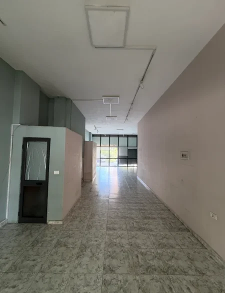 Tirane, jepet me qera bar-resorant Kati 0, 82 m² 800 € (rruga 5 maji)