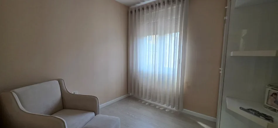 Tirane, jepet me qera apartament 2+1+Ballkon Kati 4, 87 m² 700 € (Liqeni Artificial)