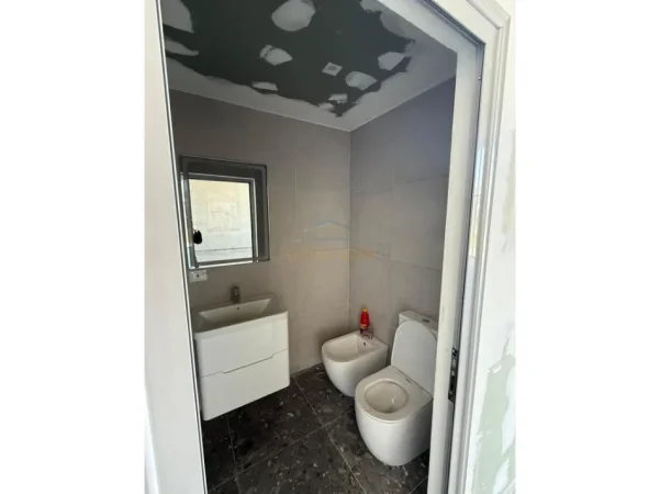 Tirane, jepet me qera ambjent biznesi Kati 0, 4.452 m² 12.000 € (Rinas)