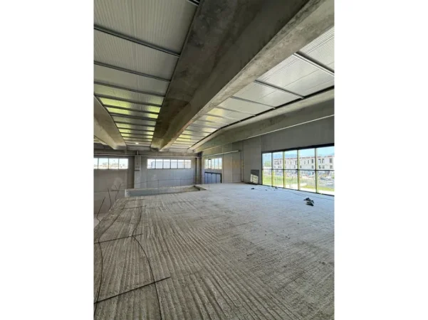 Tirane, jepet me qera ambjent biznesi Kati 0, 4.452 m² 12.000 € (Rinas)