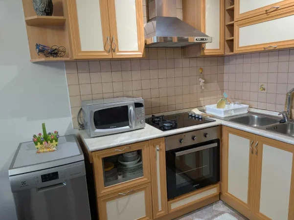 Tirane, jepet me qera apartament 2+1 Kati 10, 70 m² 630 € (Rruga Petro Nini Luarasi)