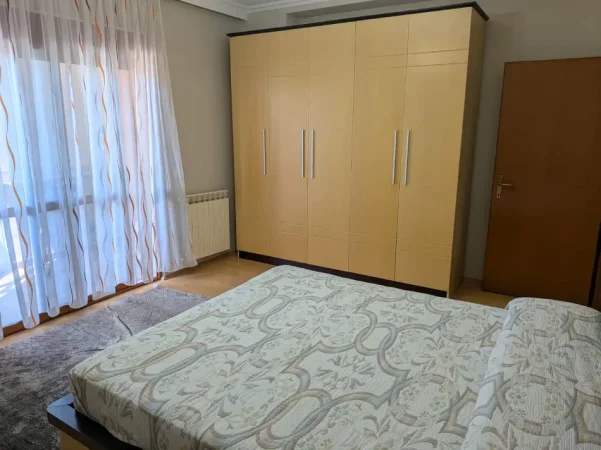 Tirane, jepet me qera apartament 2+1 Kati 10, 70 m² 630 € (Rruga Petro Nini Luarasi)
