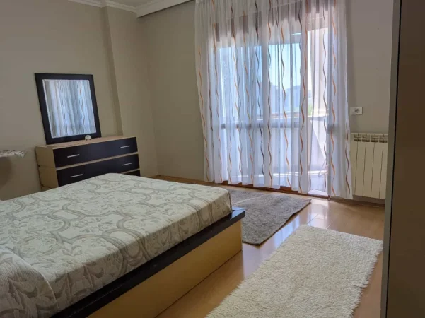 Tirane, jepet me qera apartament 2+1 Kati 10, 70 m² 630 € (Rruga Petro Nini Luarasi)
