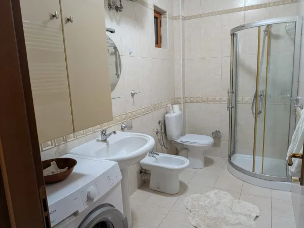 Tirane, jepet me qera apartament 2+1 Kati 10, 70 m² 630 € (Rruga Petro Nini Luarasi)