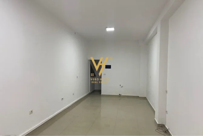Tirane, jepet me qera dyqan Kati 0, 50 m² 500 € (ISH EKSPOZITA)