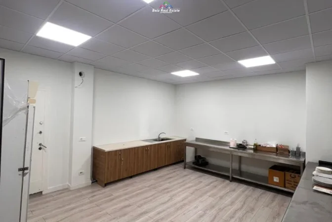 Tirane, jepet me qera lokal Kati 0, 120 m² 1.600 € (Liqeni i thate)