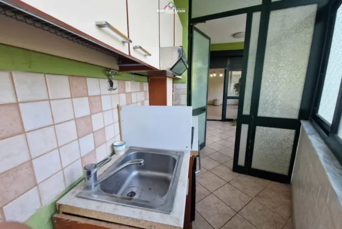 Tirane, jepet me qera zyre Kati 3, 147 m² 1.260 € (ish ekspozita)