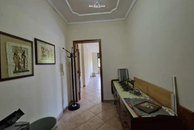 Tirane, jepet me qera zyre Kati 3, 147 m² 1.260 € (ish ekspozita)