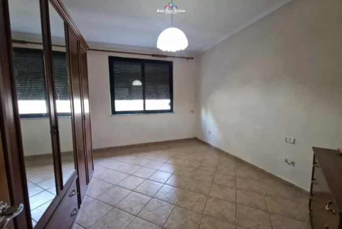 Tirane, jepet me qera zyre Kati 3, 147 m² 1.260 € (ish ekspozita)