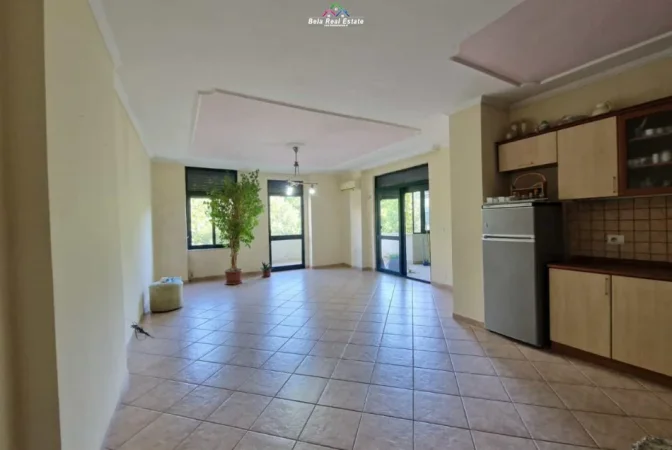 Tirane, jepet me qera zyre Kati 3, 147 m² 1.260 € (ish ekspozita)