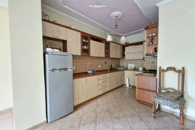 Tirane, jepet me qera zyre Kati 3, 147 m² 1.260 € (ish ekspozita)