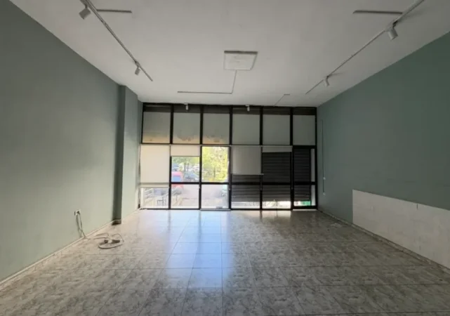 Tirane, jepet me qera dyqan Kati 0, 82 m² 800 € (5 Maji)