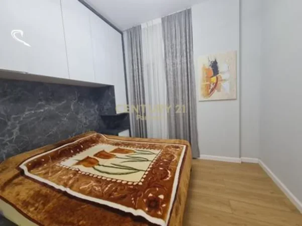 Tirane, jepet me qera apartament 1+1+Ballkon Kati 7, 50 m² 550 € (Laprake)