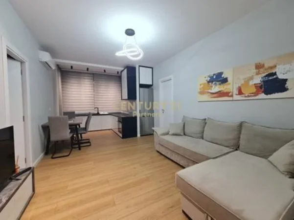 Tirane, jepet me qera apartament 1+1+Ballkon Kati 7, 50 m² 550 € (Laprake)