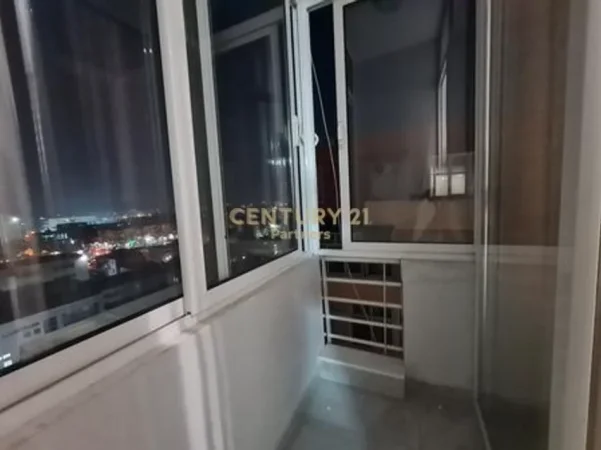 Tirane, jepet me qera apartament 1+1+Ballkon Kati 7, 50 m² 550 € (Laprake)