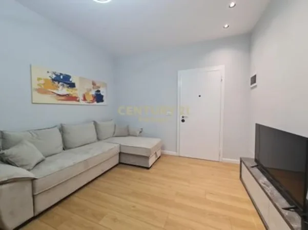 Tirane, jepet me qera apartament 1+1+Ballkon Kati 7, 50 m² 550 € (Laprake)