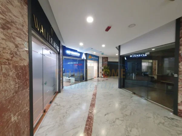 Tirane, jepet me qera ambjent biznesi Kati 0, 40 m² 1.000 € (Qender, prane Toptani Shopping Center)