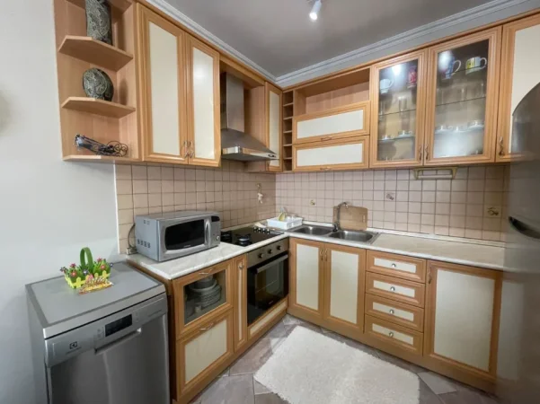 Tirane, jepet me qera apartament 1+1+Ballkon Kati 10, 70 m² 600 € (Shkolla Baletit)