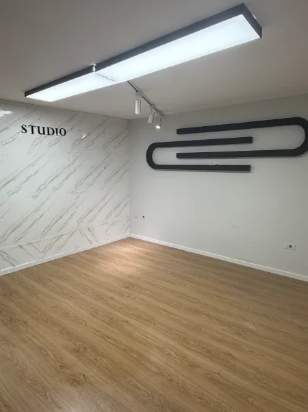 Tirane, jepet me qera dyqan Kati 0, 32 m² 550 € (Prane Kafe Flora)