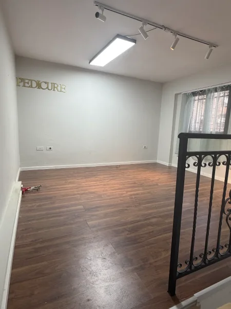 Tirane, jepet me qera dyqan Kati 0, 32 m² 550 € (Prane Kafe Flora)