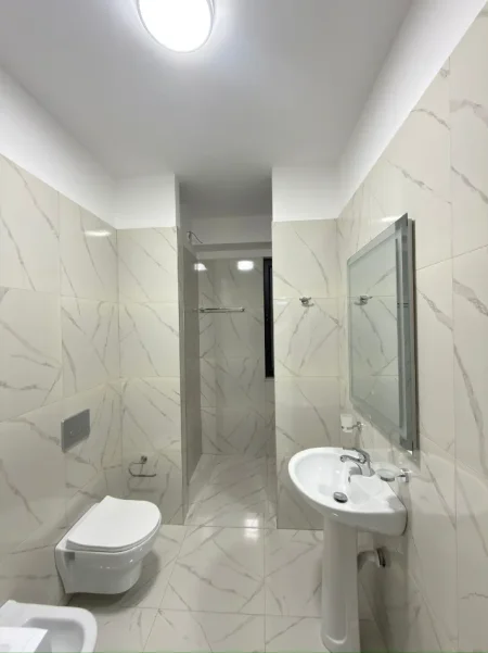 Tirane, jepet me qera apartament 2+1+Ballkon Kati 3, 100 m² 600 € (Urban Gate)