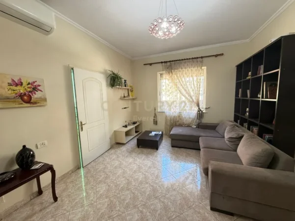 Tirane, jepet me qera shtepi 3+1 Kati 0, 100 m² 800 € (myslym shyri)