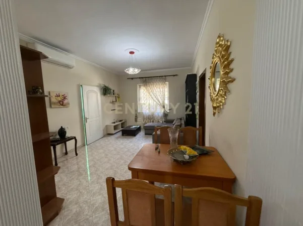Tirane, jepet me qera shtepi 3+1 Kati 0, 100 m² 800 € (myslym shyri)
