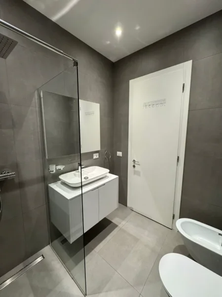 Tirane, jepet me qera apartament 1+1+Ballkon Kati 4, 90 m² 1.000 € (Kompleksi Delijorgji)