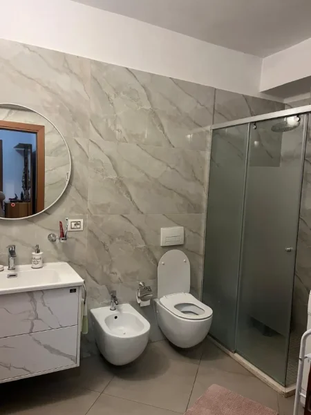 Tirane, jepet me qera apartament 2+1+Ballkon Kati 2, 90 m² 700 € (Rruga e Kavajes)
