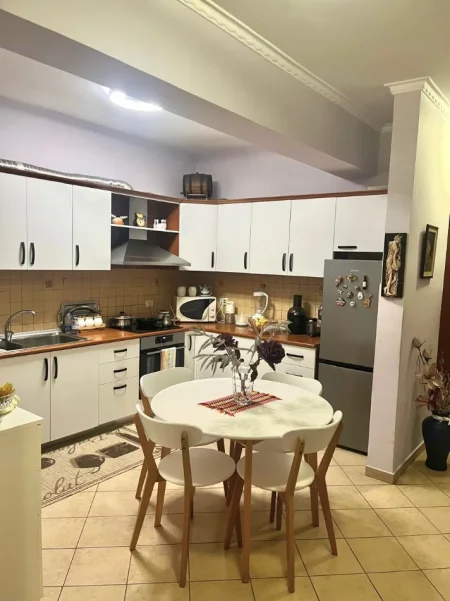 Tirane, jepet me qera apartament 2+1+Ballkon Kati 2, 90 m² 700 € (Rruga e Kavajes)