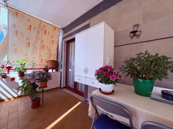 Tirane, jepet me qera apartament 2+1+Ballkon Kati 2, 90 m² 700 € (Rruga e Kavajes)