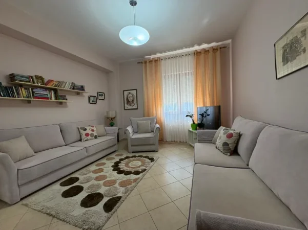 Tirane, jepet me qera apartament 2+1+Ballkon Kati 2, 90 m² 700 € (Rruga e Kavajes)