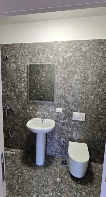 Tirane, jepet me qera apartament 2+1 Kati 4, 650 €