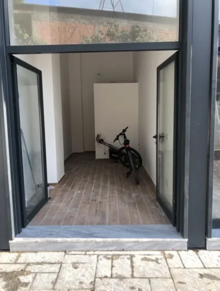 Tirane, jepet me qera ambjent biznesi Kati 1, 20 m² 400 € (Don Bosko)