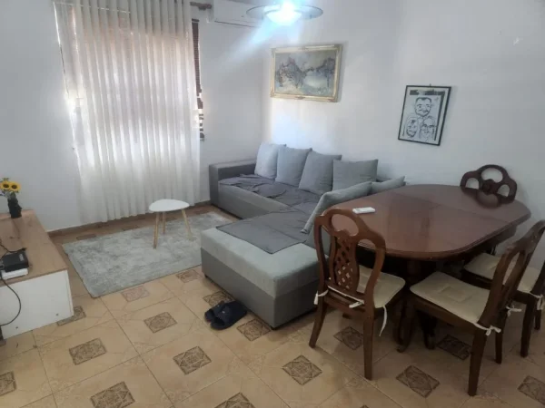 Tirane, jepet me qera apartament 1+1 Kati 4, 60 m² 450 € (Rruga Ali Demi)