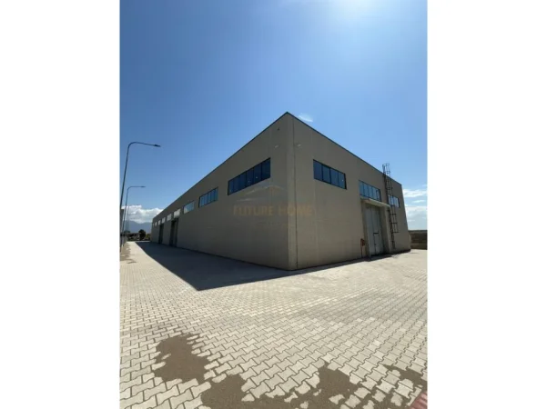 Tirane, jepet me qera ambjent biznesi Kati 0, 4.452 m² 12.000 € (VORE)