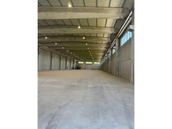 Tirane, jepet me qera ambjent biznesi Kati 0, 4.452 m² 12.000 € (VORE)